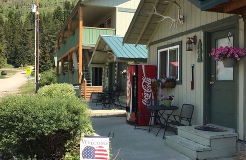 Cooke City-Silver Gate Cabin | Cozy Cabin 4 Miles to YNP and 20 Minutes from the Lamar Valley!