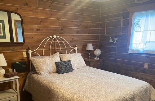 Alpine Village Cabin | Cozy Cabin Close to Town