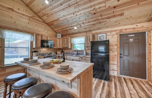 Fredericksburg Cabin | Cozy Cabin Firepit and Grill & 10 Mins to Main St