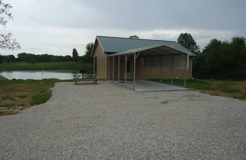 Smiths Grove House | Cozy cabin getaway - Country setting - pond with walking trail