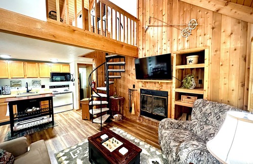 Davis Cabin | Cozy Cabin in Black Bear-Central Heating-Family & Pet Friendly-Resort Pool