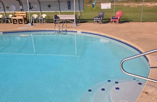 Murchison Cabin | Cozy cabin in gated Lake community.