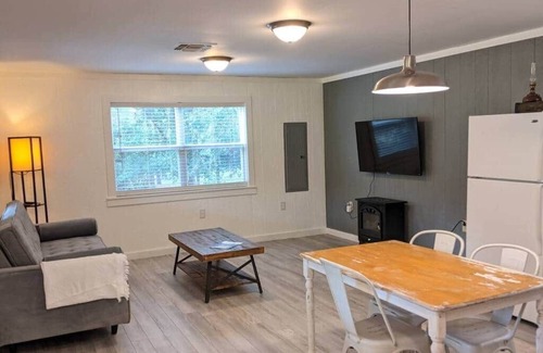Summit Cabin | Cozy cabin in nestled on 9-acre lot in Summit, MS