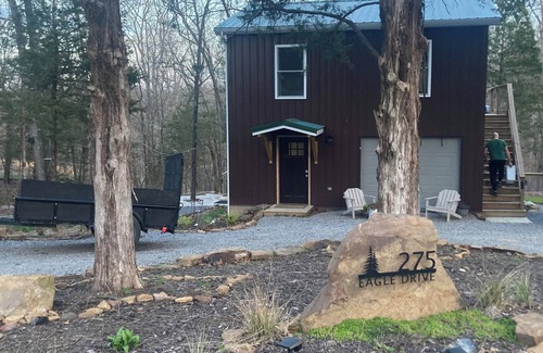Goreville Cabin | Cozy Cabin in the Woods ,Pet-Friendly! Treehouse feel on the large deck! Pool!