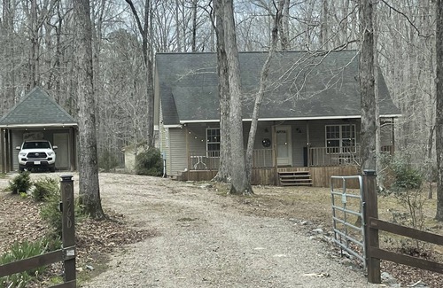 Lutts Cabin | Cozy, cabin in the woods perfect for hanging out.