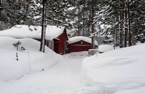 Lakeside Park Cabin | Cozy Cabin in the heart of South Tahoe - Walk to the gondola, beach and casinos!