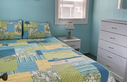 Hampton Cabin | Cozy cabin less than 100 steps to the sand!