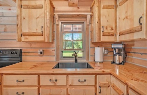 East Leroy Cabin | Cozy cabin located close to Firekeepers Casino, Marshall, and Battle Creek