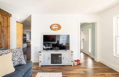 Swannanoa Cabin | Cozy Cabin Mountain Views Asheville Black Mtn Fire Pit and Hot Tub