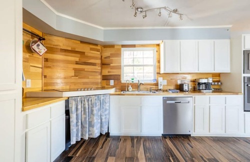 Swannanoa Cabin | Cozy Cabin Mountain Views Asheville Black Mtn Fire Pit and Hot Tub