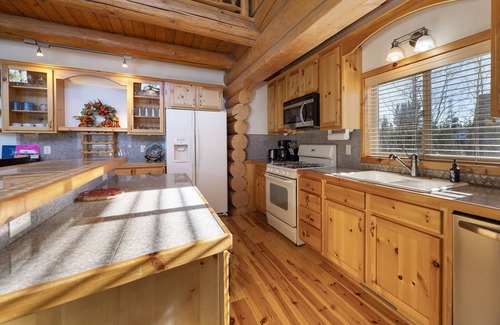 Grand Lake Cabin | Cozy cabin near RMNP w/deck & fireplace