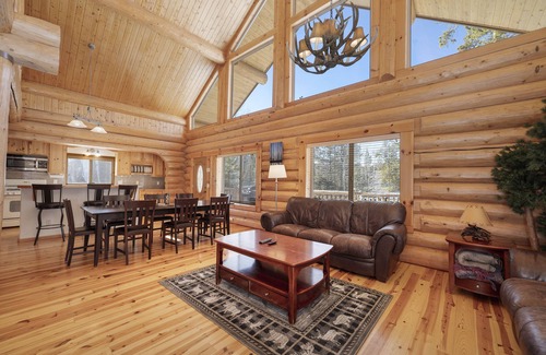 Grand Lake Cabin | Cozy cabin near RMNP w/deck & fireplace