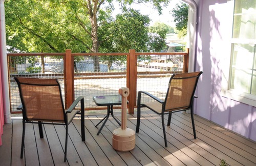 New Braunfels Cabin | Cozy Cabin near the Comal River-Cabin #6- Shabby Chic Theme. Walk to Wurstfest