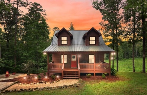 Ellijay Cabin | Cozy Cabin Nestled in the Midst of Wineries & Apple Houses w/Hot Tub & Fire Pit!