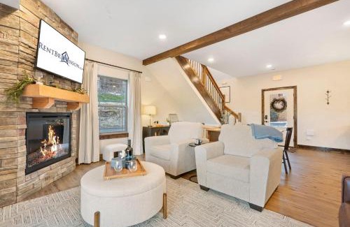 Hollister House | Cozy Cabin-Private Hot Tub-Walk to Pond-Free Daily Attraction Tickets-Near Table Rock Lake