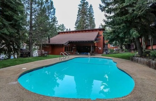 Mammoth Lakes Cabin | Cozy Cabin Retreat! Steps to Canyon Lodge!