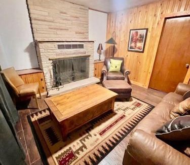 Midway House | Cozy Cabin Retreat in Midway