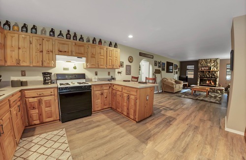 Parks Cabin | Cozy Cabin Retreat - Wildlife & Starry Nights