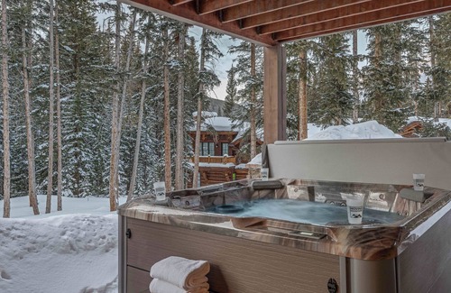 Breckenridge House | Cozy Cabin + Ski Shuttle | Starlit Pines Lodge