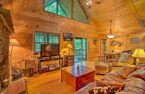 Clarkesville Cabin | Cozy Cabin w/Deck, Walk to Wildcat Creek & Dining