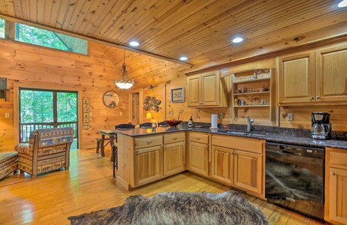 Clarkesville Cabin | Cozy Cabin w/Deck, Walk to Wildcat Creek & Dining