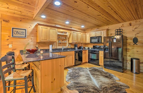 Clarkesville Cabin | Cozy Cabin w/Deck, Walk to Wildcat Creek & Dining