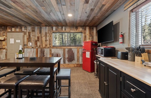 Island Park Apartment | Cozy Cabin w/Foosball + Fire Pit | 40 Mins to YNP