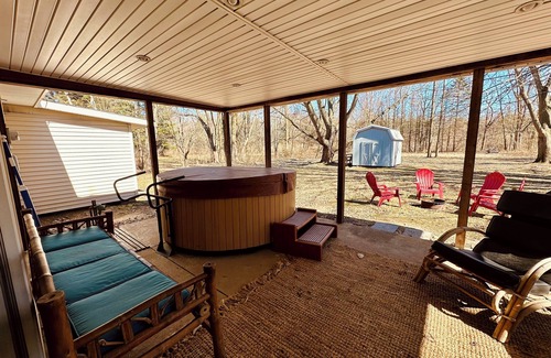 Harbert Cabin | Cozy Cabin W/HOT TUB by Lake MI in Sawyer