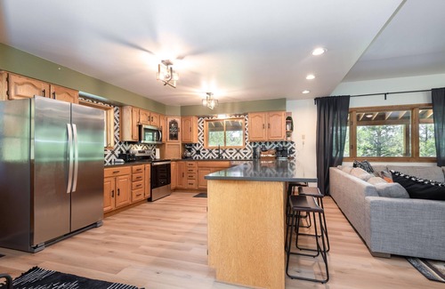Mammoth Creek Cabin | Cozy Cabin w/Hot tub near amazing fishing lake!