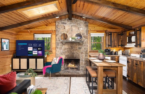 Stanardsville House | Cozy Cabin w/Hot Tub: Fall Foliage Near Shenandoah