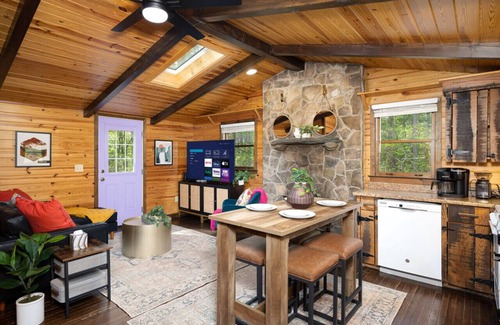 Stanardsville House | Cozy Cabin w/Hot Tub: Fall Foliage Near Shenandoah