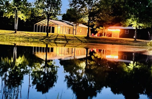 Murfreesboro Cabin | Cozy cabin w/private pond & firepit. 3 miles to lake & 12 to Crater of Diamonds