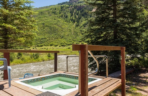 Carbondale Cabin | Cozy cabin w/shared natural hot spring hot tub - nature preserve across river