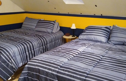 Boyne Falls Cabin | Cozy cabin-WIFI & outdoor hot tub, Close to Boyne Mt & great for snowmobiling