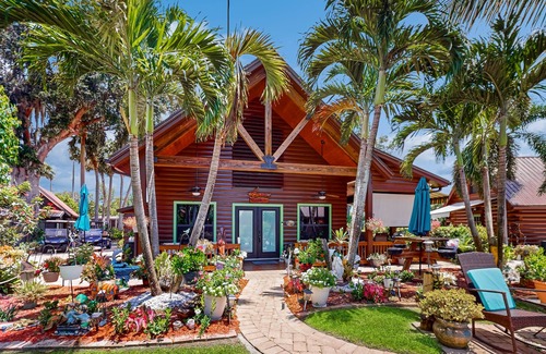 Okeechobee Cabin | Cozy cabin with boat dock/parking, fishing, shared pool & Dog friendly