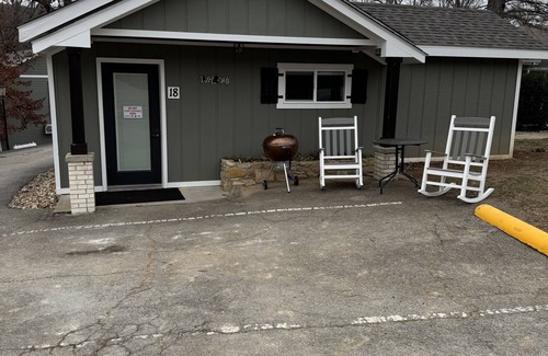 Branson Cabin | Cozy cabin with fireplace Lake Taneycomo Dock Fishing!