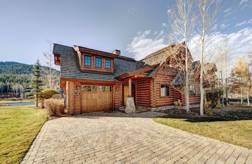 Victor Cabin | Cozy cabin with hot tub and resort amenity access