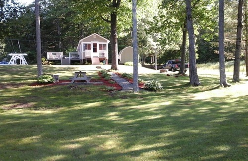 Monmouth Cabin | Cozy Cabin with Sandy Beach