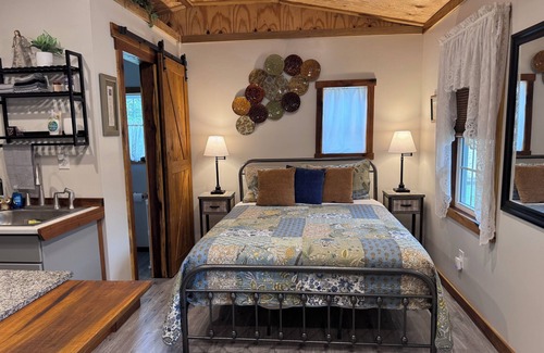 Clarendon Cabin | Cozy Cabin With Screened in Porch and Pond View