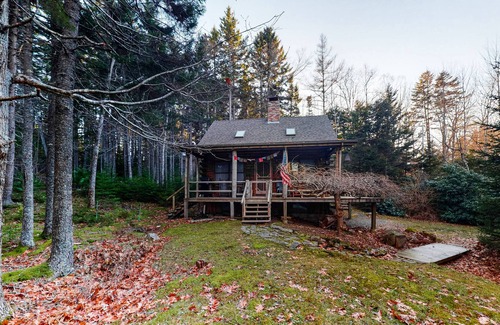 Tenants Harbor Cabin | Cozy Cabin with WiFi, Full Kitchen, Gas Grill, and Loft - 300 Feet to Water