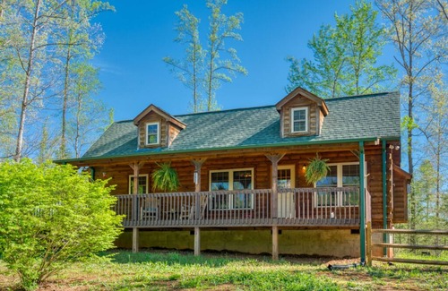 Rutherfordton Cabin | Cozy Carolina Private Cabin with Firepit - Gated Community