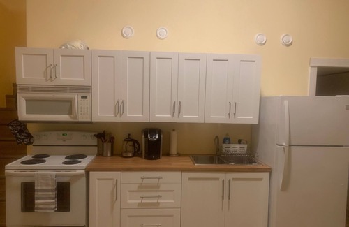 Smithers Cottage | Cozy Carriage Home with Hot Tub. Pet-Friendly!