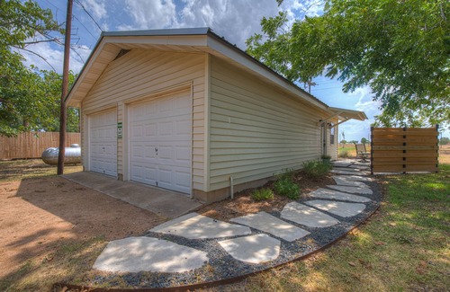 Stonewall House | Cozy Casita! In Texas’ Famous 290 Winery Corridor!