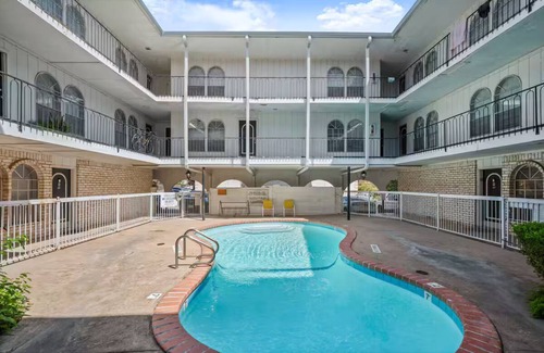North University Apartment | Cozy & Central ~ UT/Moody ~ Pool ~ Parking ~ WiFi