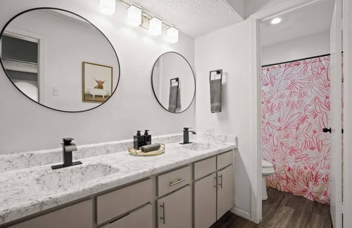 North University Apartment | Cozy & Central ~ UT/Moody ~ Pool ~ Parking ~ WiFi