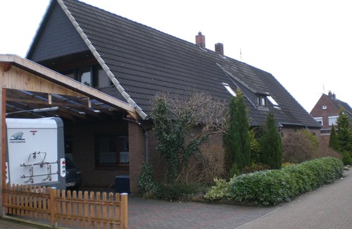 Zetel Apartment | Cozy, centrally located and quiet apartment on the upper floor, about 20 km to the North Sea.
