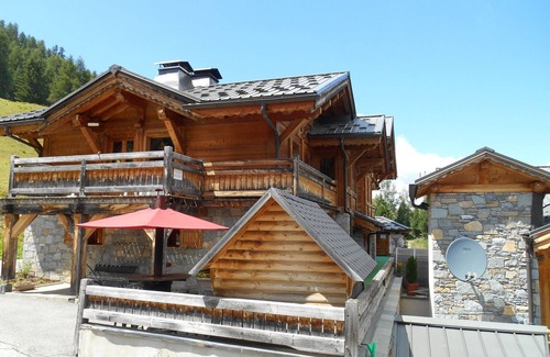 Plagne 1800 Ski Chalet | Cozy chalet with jacuzzi, sauna, and wifi, near the slopes