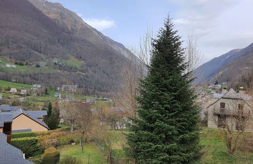 Cauterets Apartment | Cozy Chalet for 5, Garden, Parking, Near Lift, 37m², South-Facing