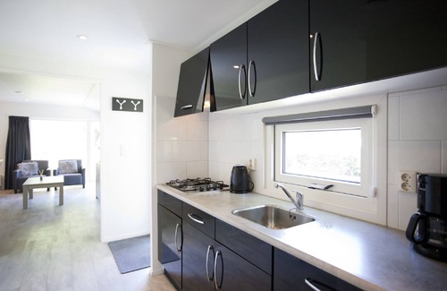 Noordoostelijk van Schaarsbergen Ski Chalet | Cozy chalet in a holiday park