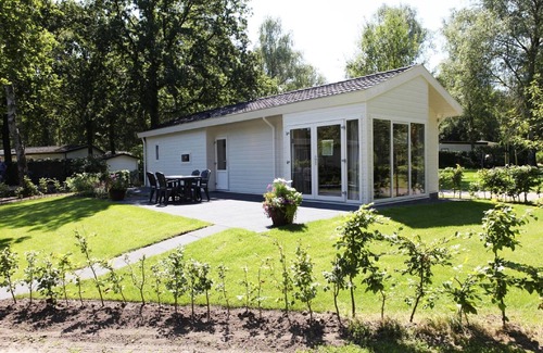 Noordoostelijk van Schaarsbergen Ski Chalet | Cozy chalet in a holiday park